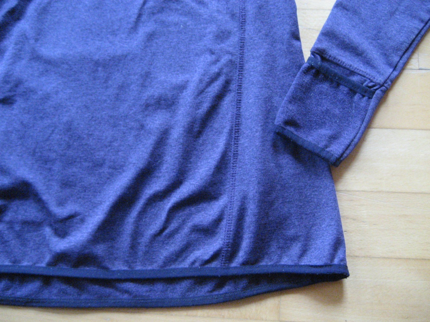 T-shirt: Trainingsshirt mit Kapuze – Usato da Unterengstringen venduto da Olifant4 3