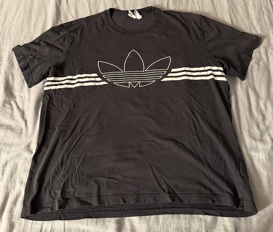 T-shirt: Adidas T-Shirt schwarz mit Logo  – Usato da Wädenswil venduto da dom_pz5d