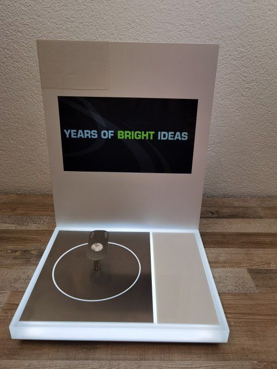 Vitrinen: Original DJI Design POS Display Typ 1,Beleuchtung & TFT – Gebraucht aus Schweizersholz von trademaster_24 1