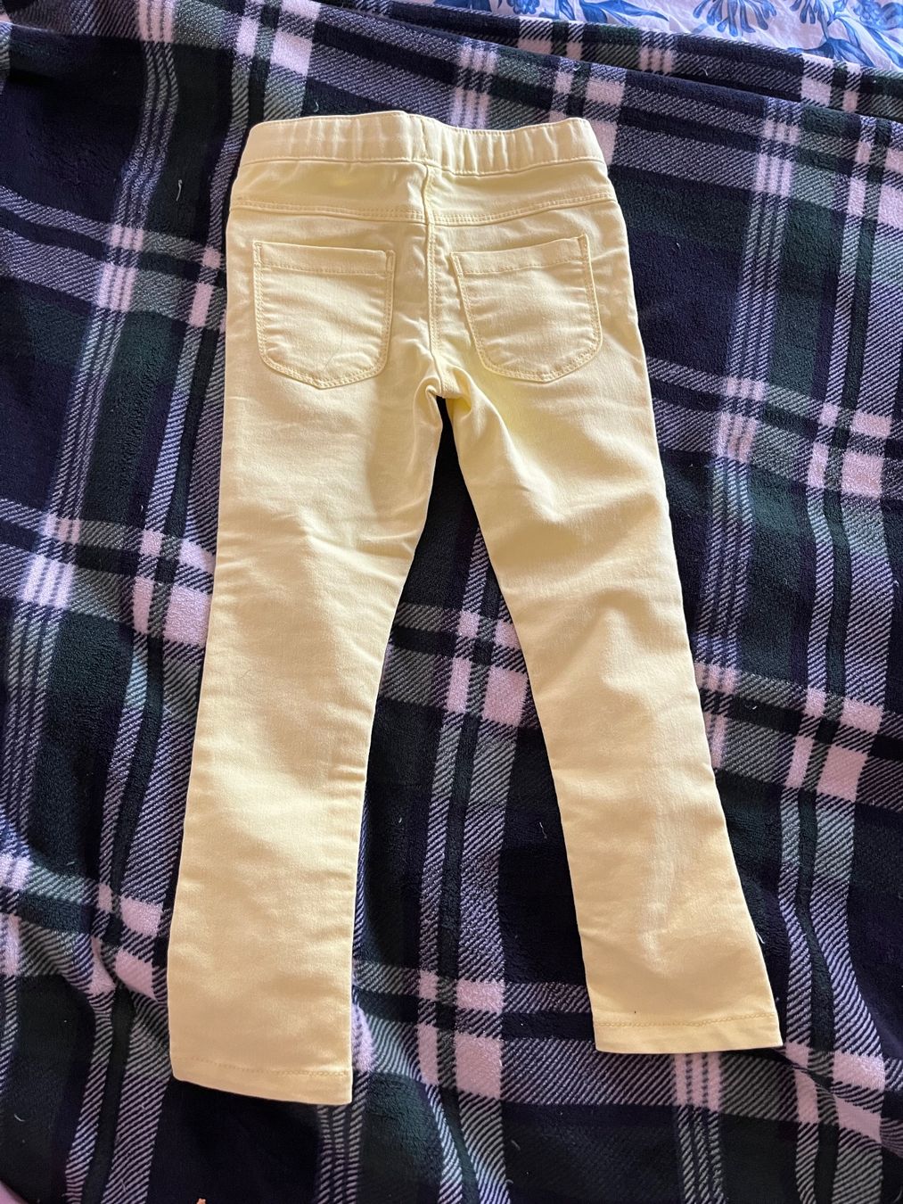 Pantaloni: gelbe Röhrenjeans, Größe 102, Vertbaudet – Usato da Umiken venduto da deb_57xk 1