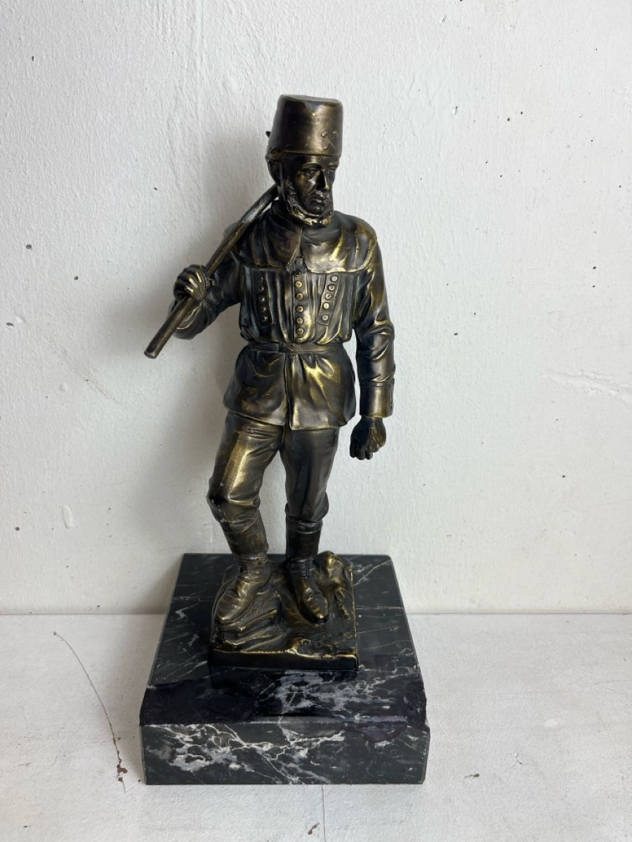 Figurines: Antike Bronce Figur auf edlem  Marmorsockel – D'occasion à Dettighofen par Moshop