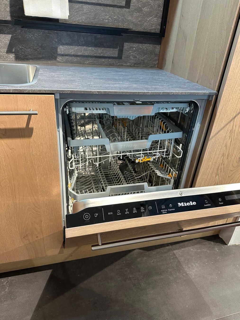 V-Zug Cucine complete: Cuisine Pfister neuve avec îlot central model d'exposition – Nuovo (secondo la descrizione) da Gimel venduto da lui_7szm 6