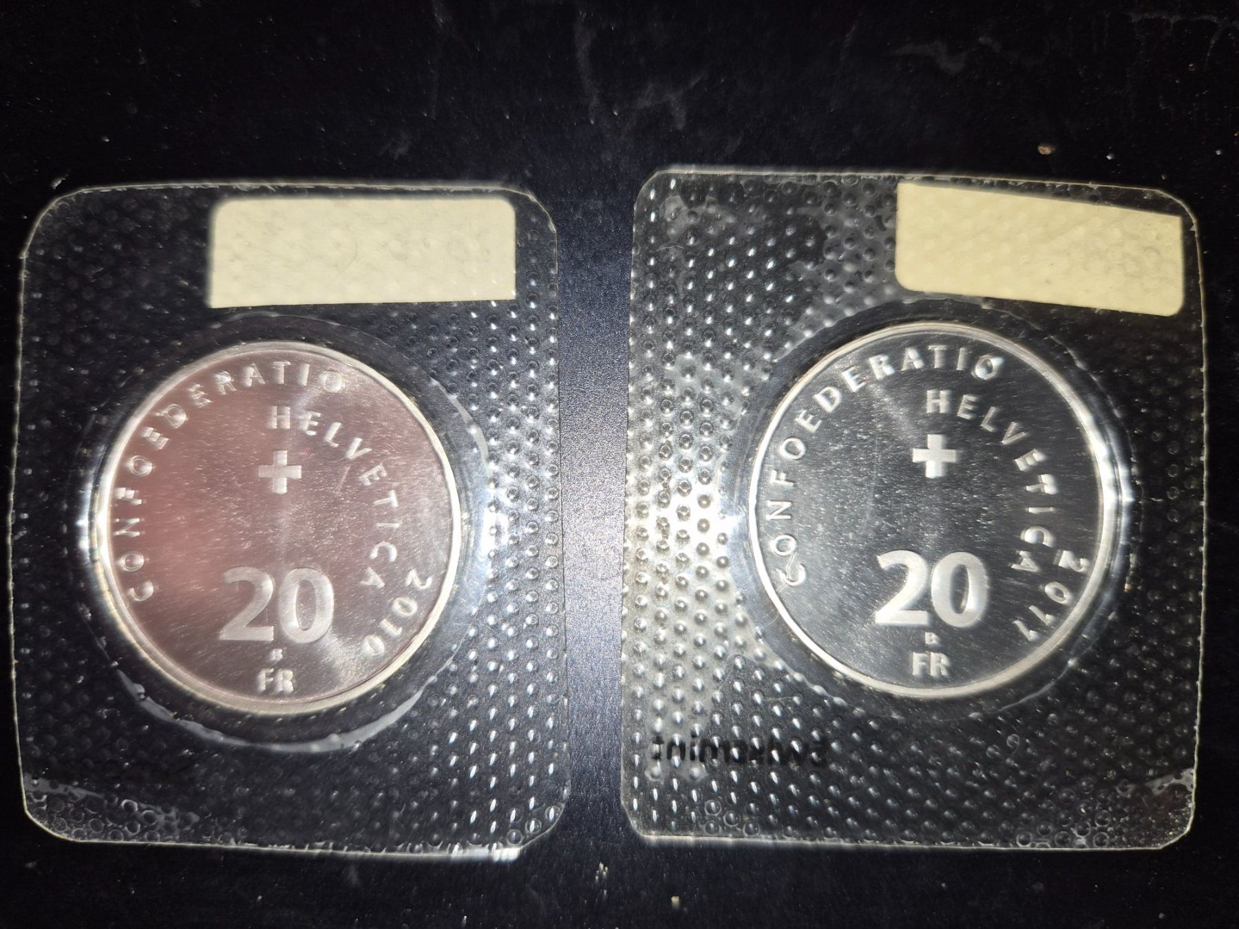 Tutti le monete: 2 pièces de 20 francs suisse 2010/2011 – Nuovo e nell'imballaggio originale da Bévilard venduto da CONTRESENS 1