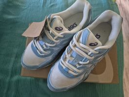 a vendre Basquettes Asics gel-nyc gream/articles sky NEUVES