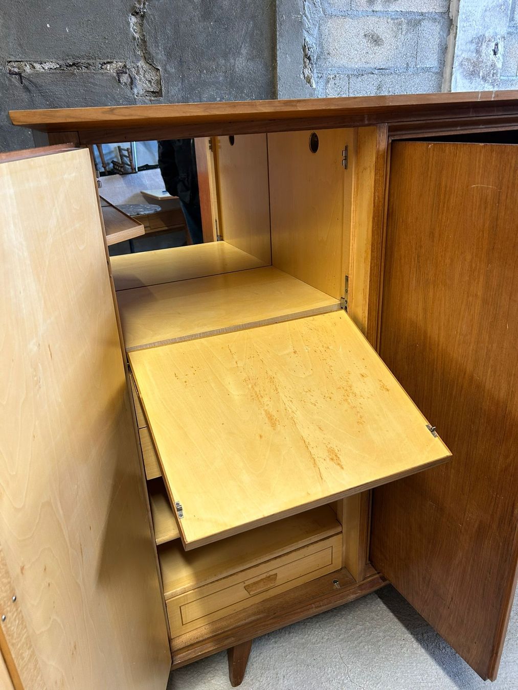 Credenze: Buffet vintage en bois massif – Usato da Echallens venduto da VintageMann 2