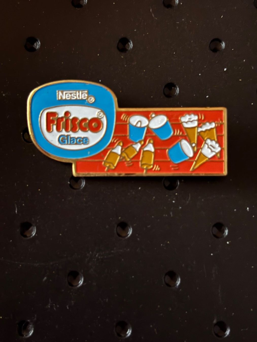 Nestlé Placchette & Badge: Pin Nestlé Frisco Glacé – Nuovo (secondo la descrizione) da Kleinandelfingen venduto da Baba23