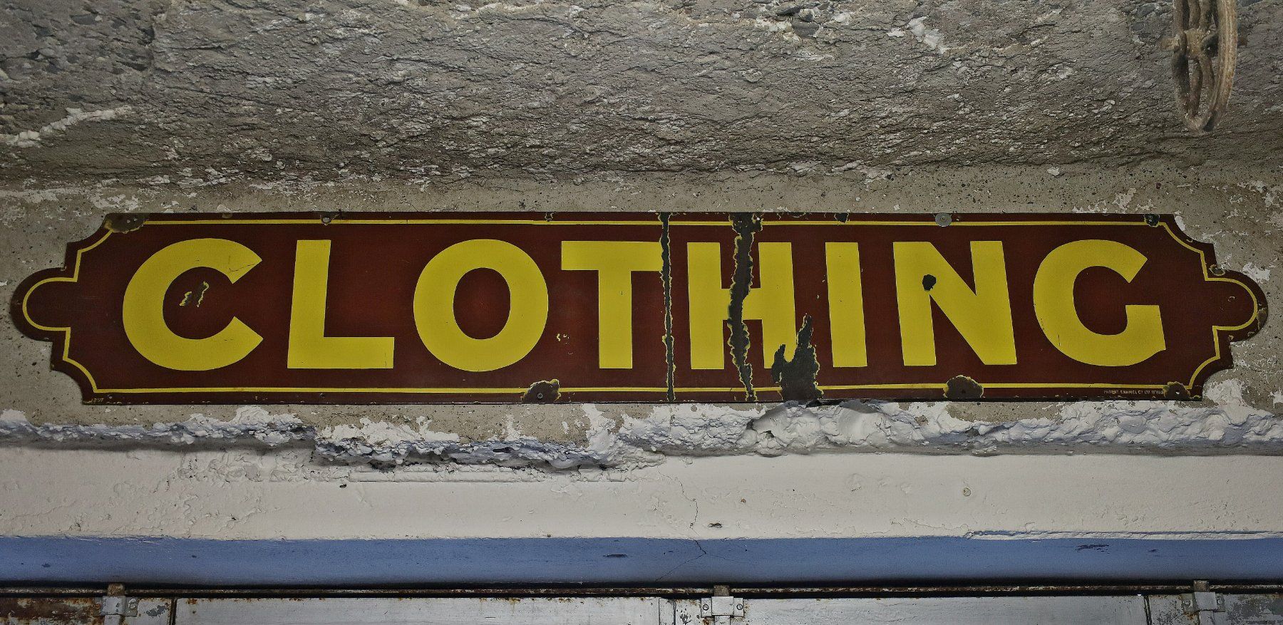 Insegne: Emailschild "Clothing" ca. 182 cm x 30 cm – Usato da Birrwil venduto da brandschatz_birrwil