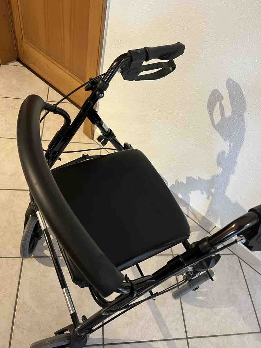Ausili per la deambulazione: Déambulateur noir avec siège et freins | Rollator | Tintébin – Usato da Bossonnens venduto da noemie_01 3