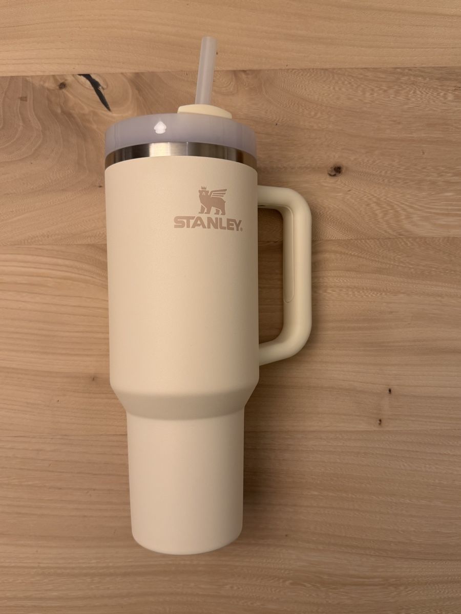 Stanley Becher Mit Strohhalm