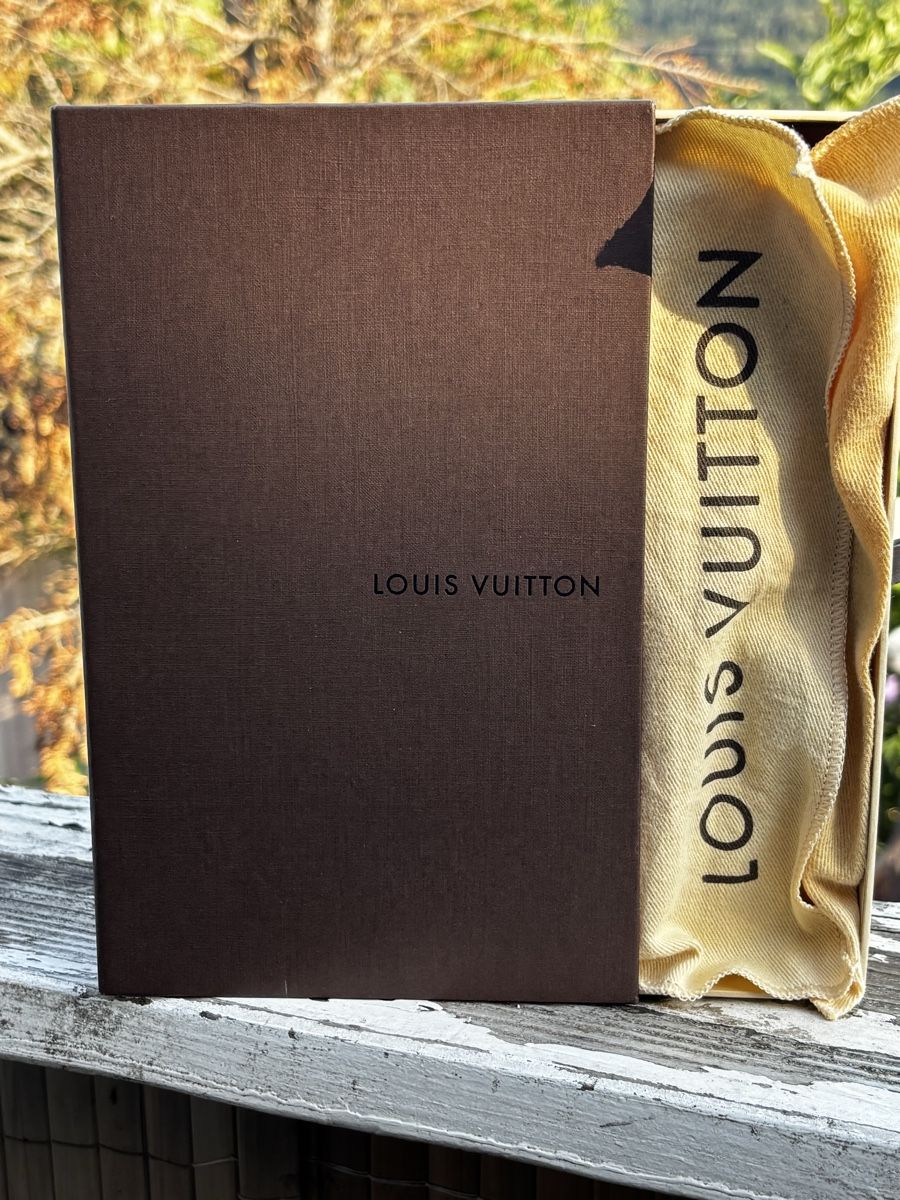 Louis Vuitton Portemonnaies: Louis Vuitton Brazza Monogram  – D'occasion à Walterswil SO par Sunshineyupi 1