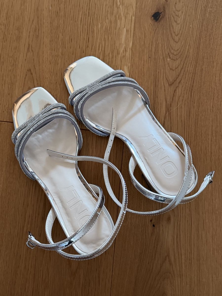 Only Chaussures femmes: wunderschöne silberne Only Sandale – Neuf (Voir description) à Baar par corinab_ 3