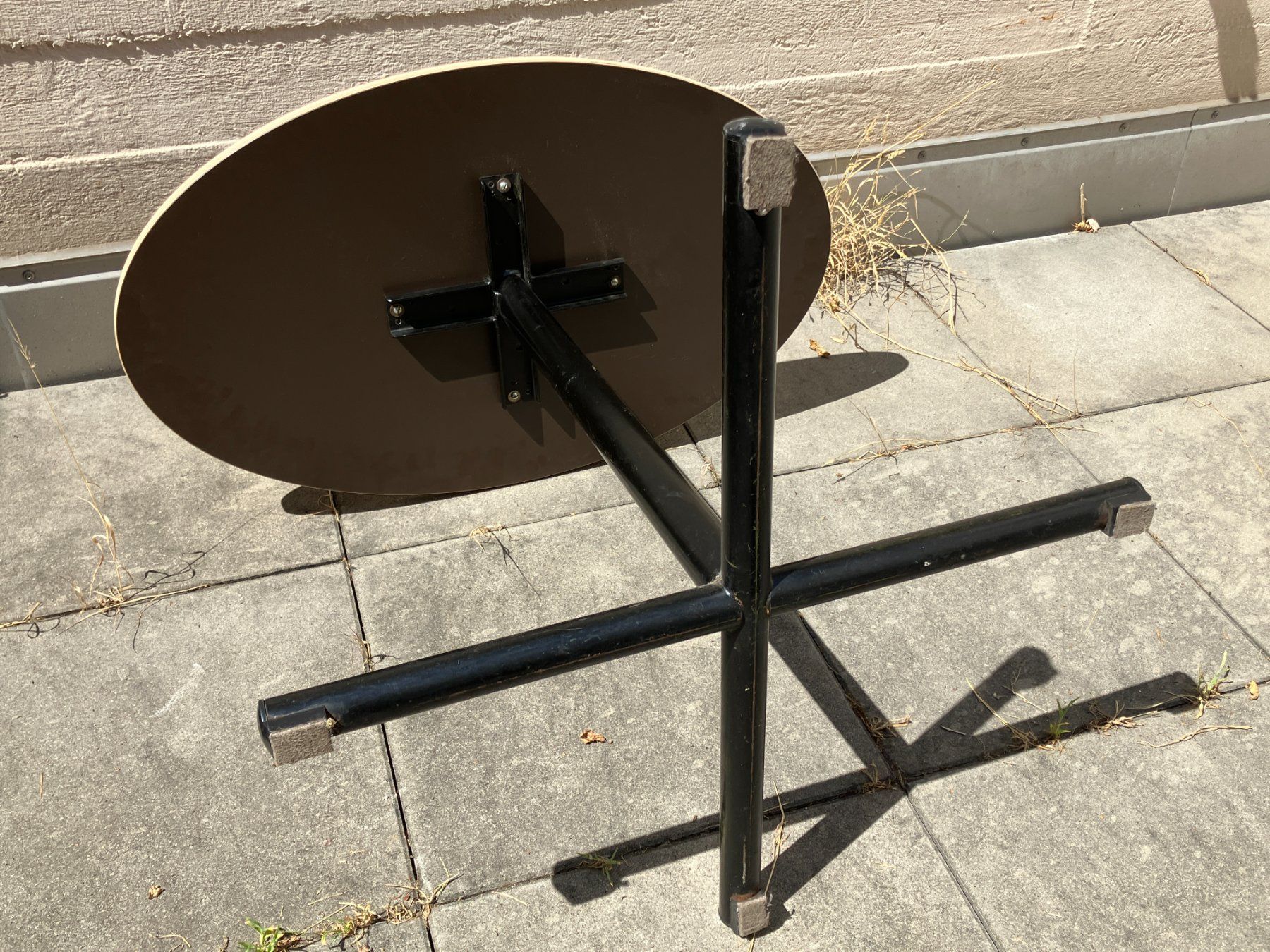 Tische: Bistrotisch oval, gebraucht – Gebraucht aus Basel von loukash 1