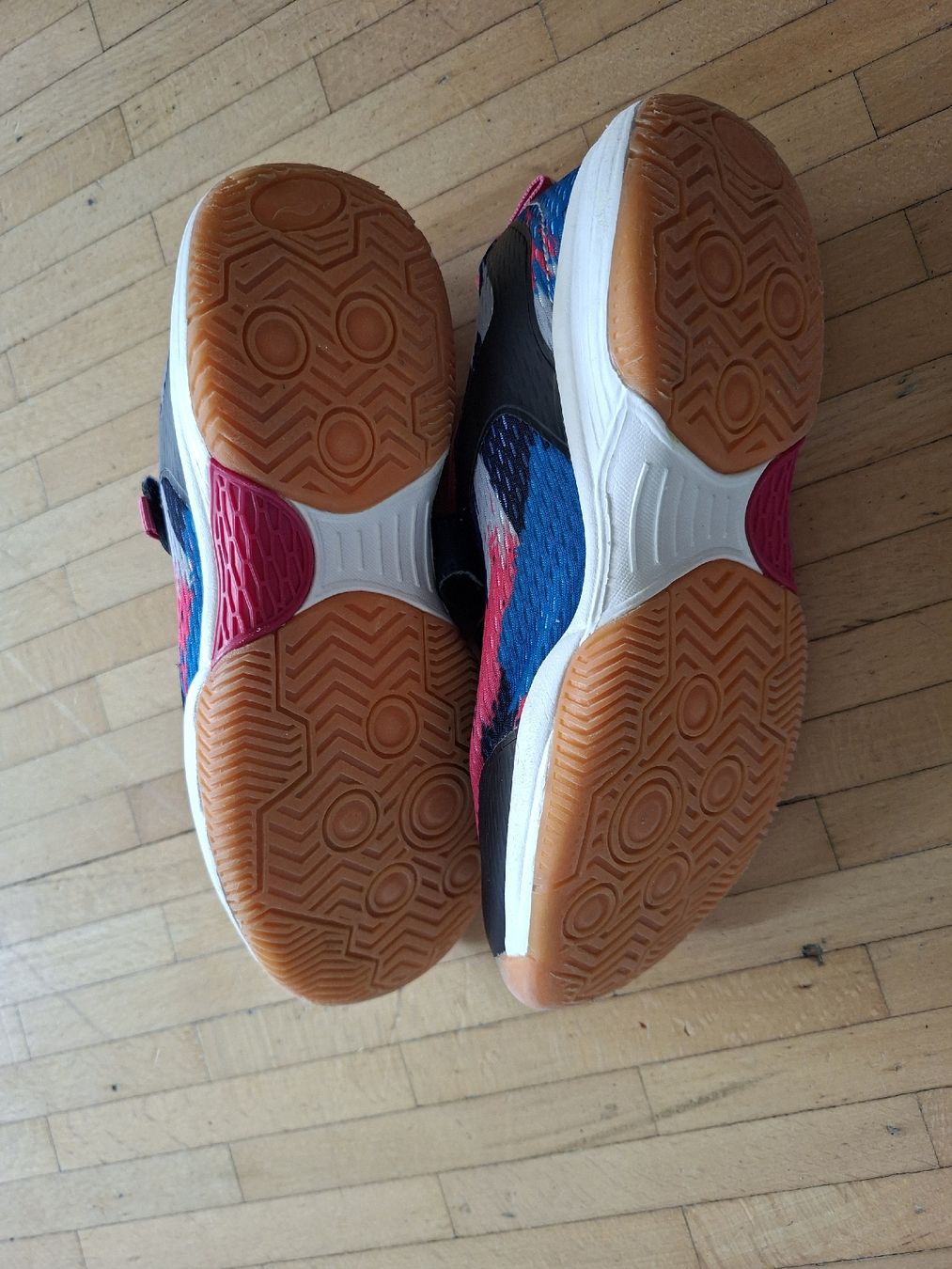 Schuhe für Mädchen: Turnschuhe / Hallenschuhe Grösse 35 – Gebraucht aus Staufen von suzykathmandu 2