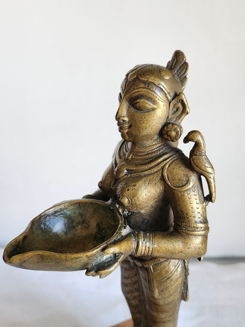 Statuette: Alte indische Tempeldienerin Devata Figur mit Räucherschale – Usato da Zürich venduto da BAENZERINO 5