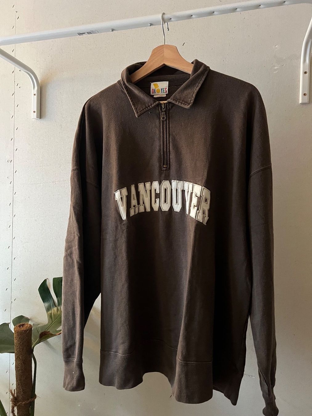 Maglioni & Felpe: Vintage Vancouver Sweatshirt – Usato da Basel venduto da lolixyz 1