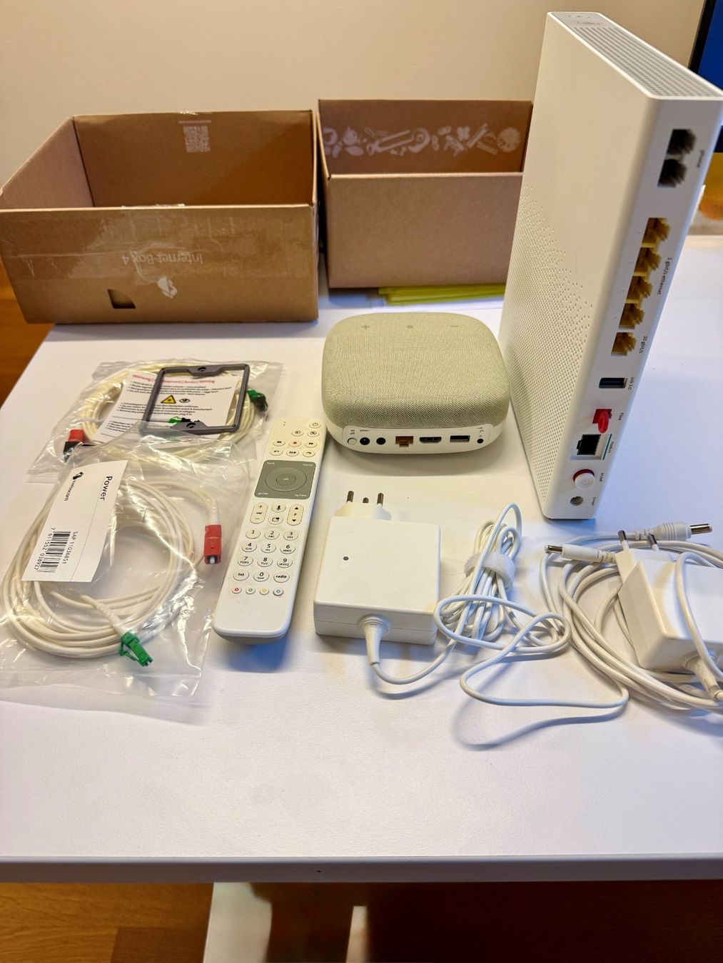 Swisscom Modem & Router: Swisscom Internet Box 4 + TV Box 21 Bundle – Usato da Oberentfelden venduto da KAL_EL