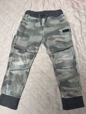 Coole Camouflage Jogginghose, Grösse 98