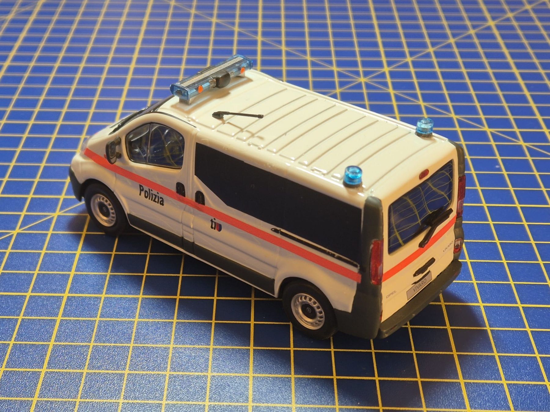 Opel Modellini d'auto: Opel Vivaro Kantonspolizei Tessin 1:43 – Usato da Lachen SZ venduto da myr_qk5y 1