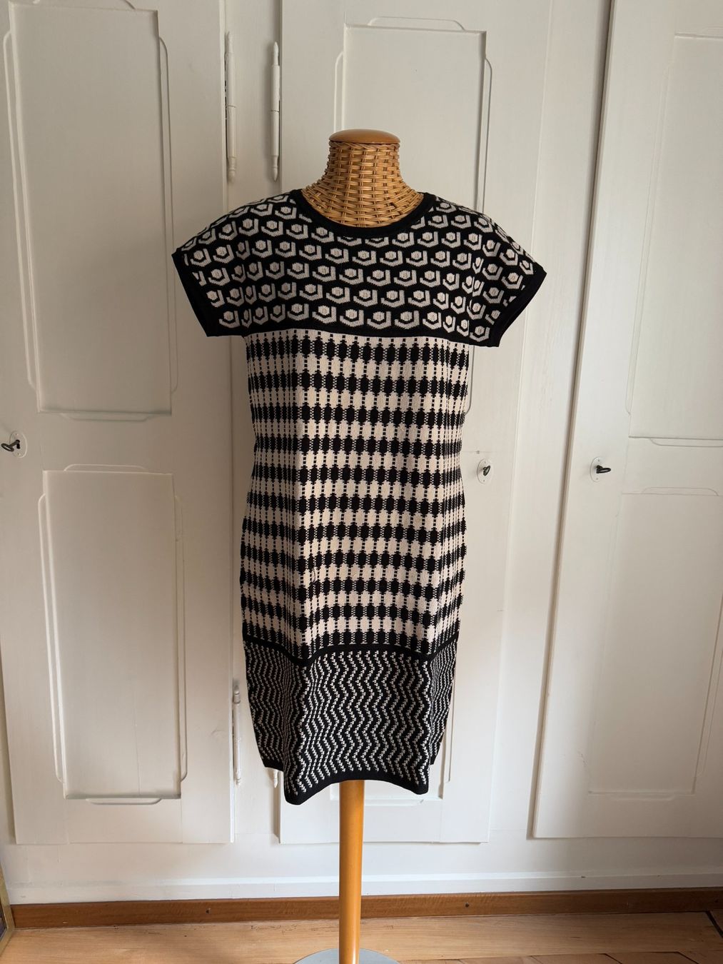Max Mara Kleider: WEEKEND MAX MARA - Strickkleid schwarz-weiss L – Gebraucht aus Zürich von Diazaio
