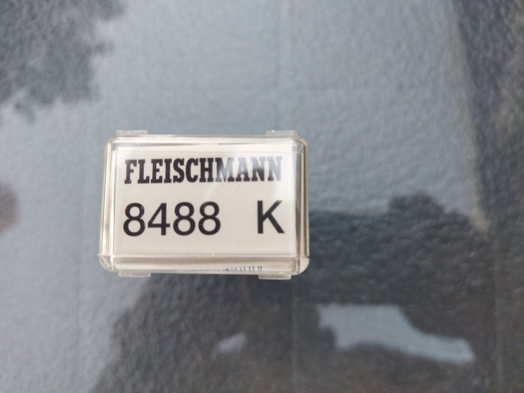 Fleischmann Modellini di ferrovie: Kesselwagen "DEA" 4 Achsig der DB von Fleischmann N – Nuovo e nell'imballaggio originale da La Chaux-de-Fonds venduto da Hobbymodell 1
