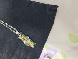 Halskette mit buntem Glasstein, neuwertig, zu verkaufen!