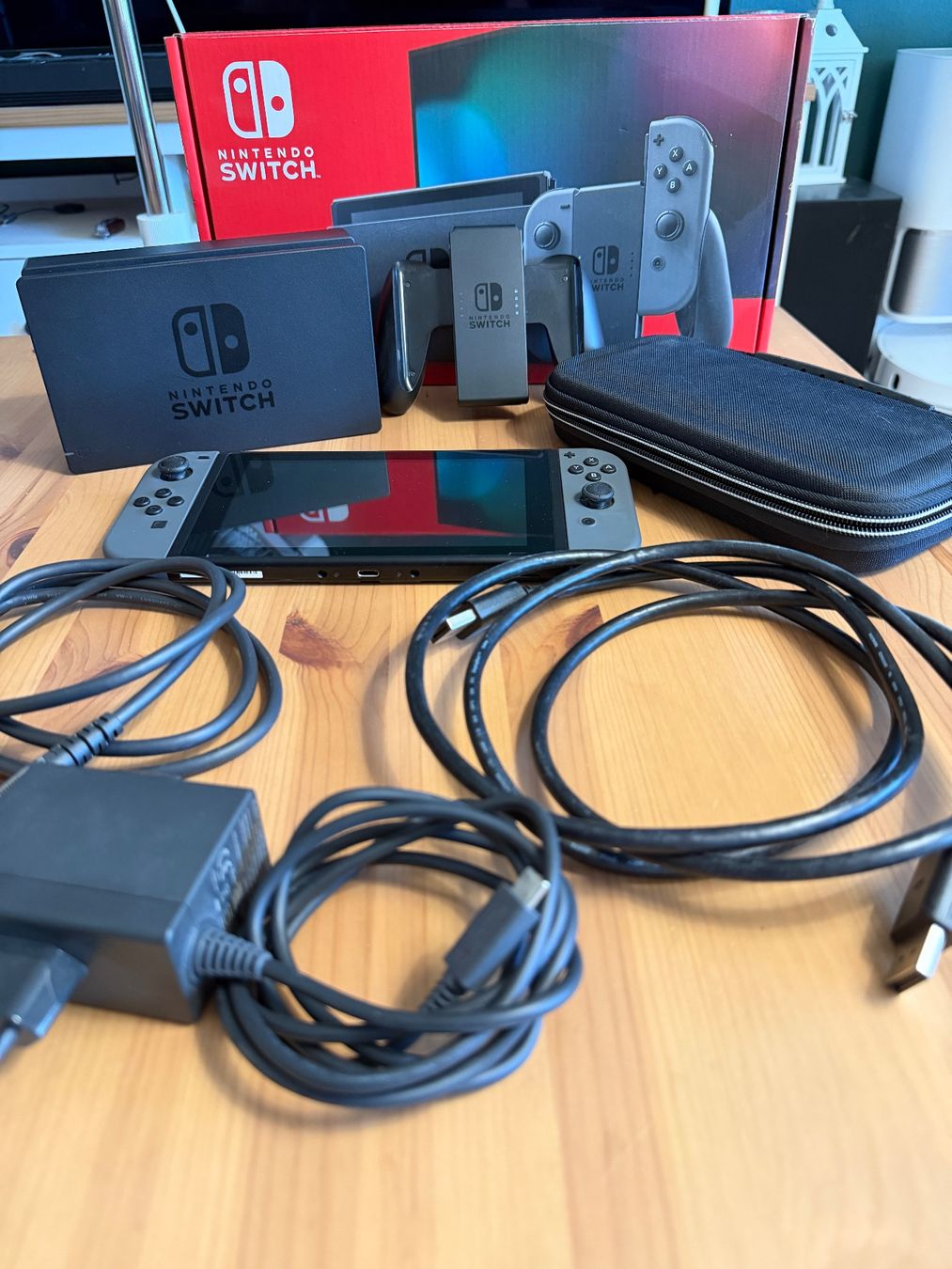 Nintendo Konsolen: Nintendo Switch console, gris, avec accessoires, bon état – Gebraucht aus Romanel-sur-Lausanne von pal_wwb8 3