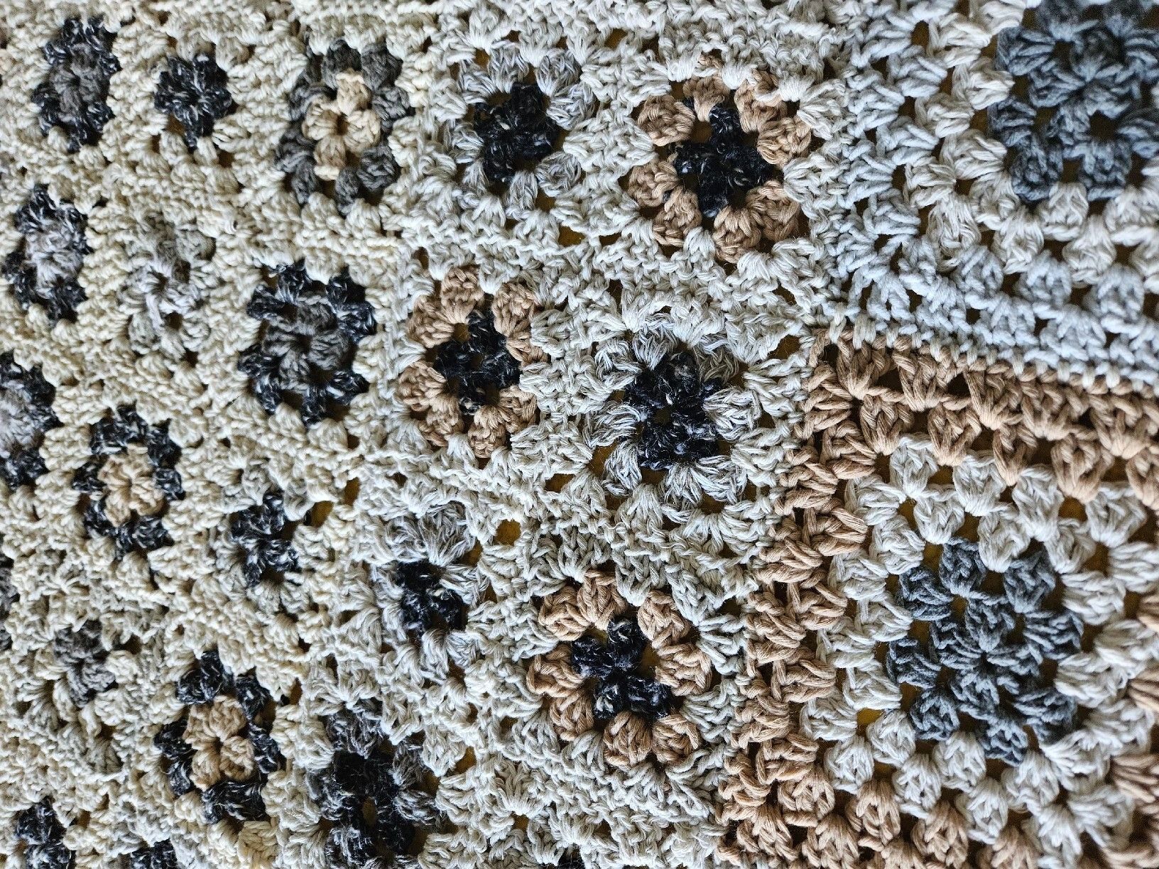 Decken: couverture coton + coussin fait main neuve granny patch – Neu und originalverpackt aus Thônex von lacomtessedesfees 7