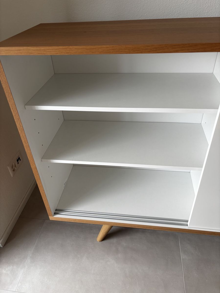Kommoden: Stilvolles Sideboard Eiche mit Schiebetüren, top Zustand – Gebraucht aus Wolfhausen von Harrier12 3