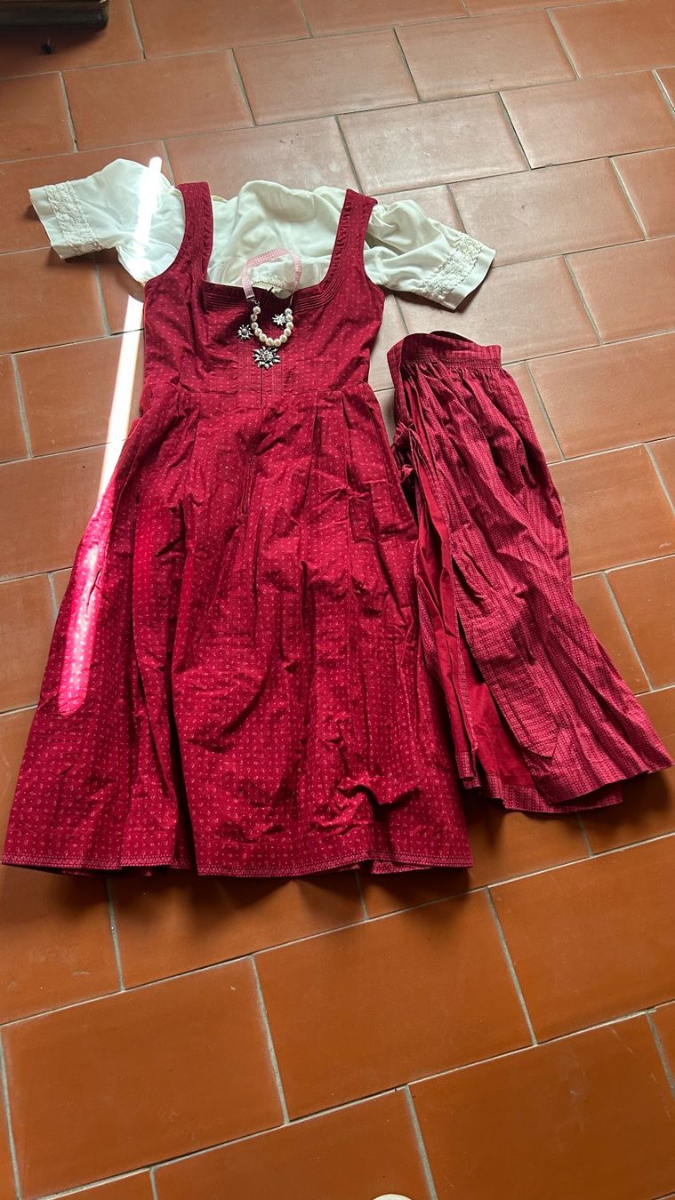 Kleider: Dirndl – Gebraucht aus Montbovon von Galaxygate