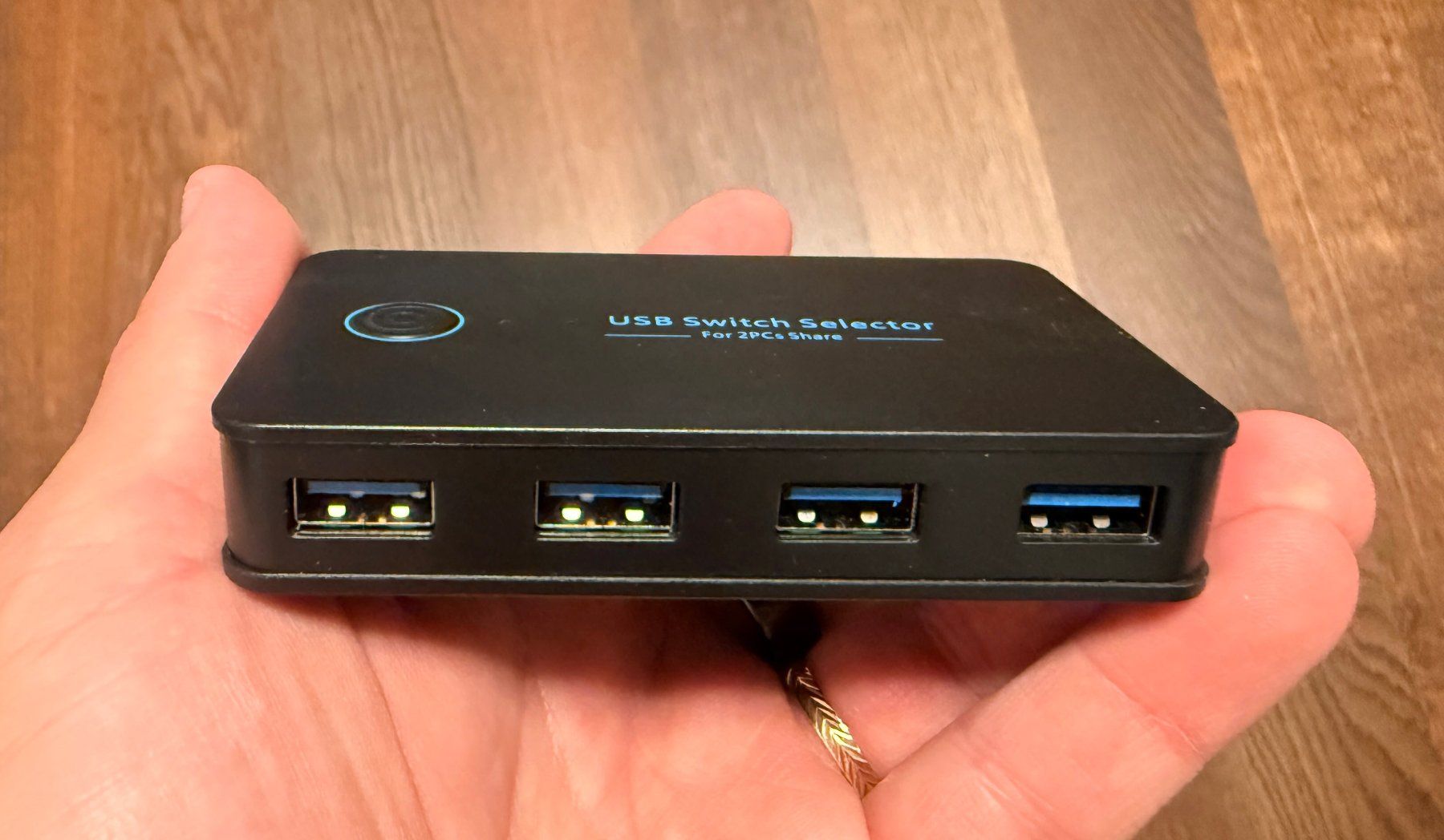 Hubs & Switches: USB 3.0 Switch Selector für 2 PCs und 4 USB Geräte – Gebraucht aus Regensdorf von michaljanata 1