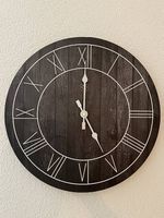 Moderne Wanduhr aus Holzoptik