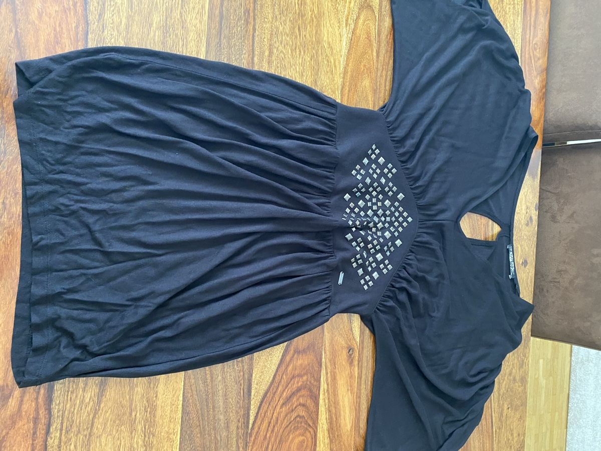Guess Kleider: Schwarzes Guess Kleid mit Nieten Gr. S – Gebraucht aus Zürich von Nutla 1