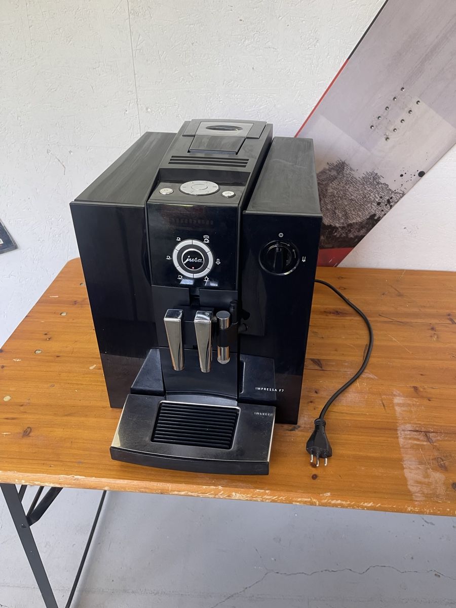 Jura Macchine per caffè & Macchine per espresso: Jura Impressa F7 – Usato da Murten venduto da Ski-Outlet