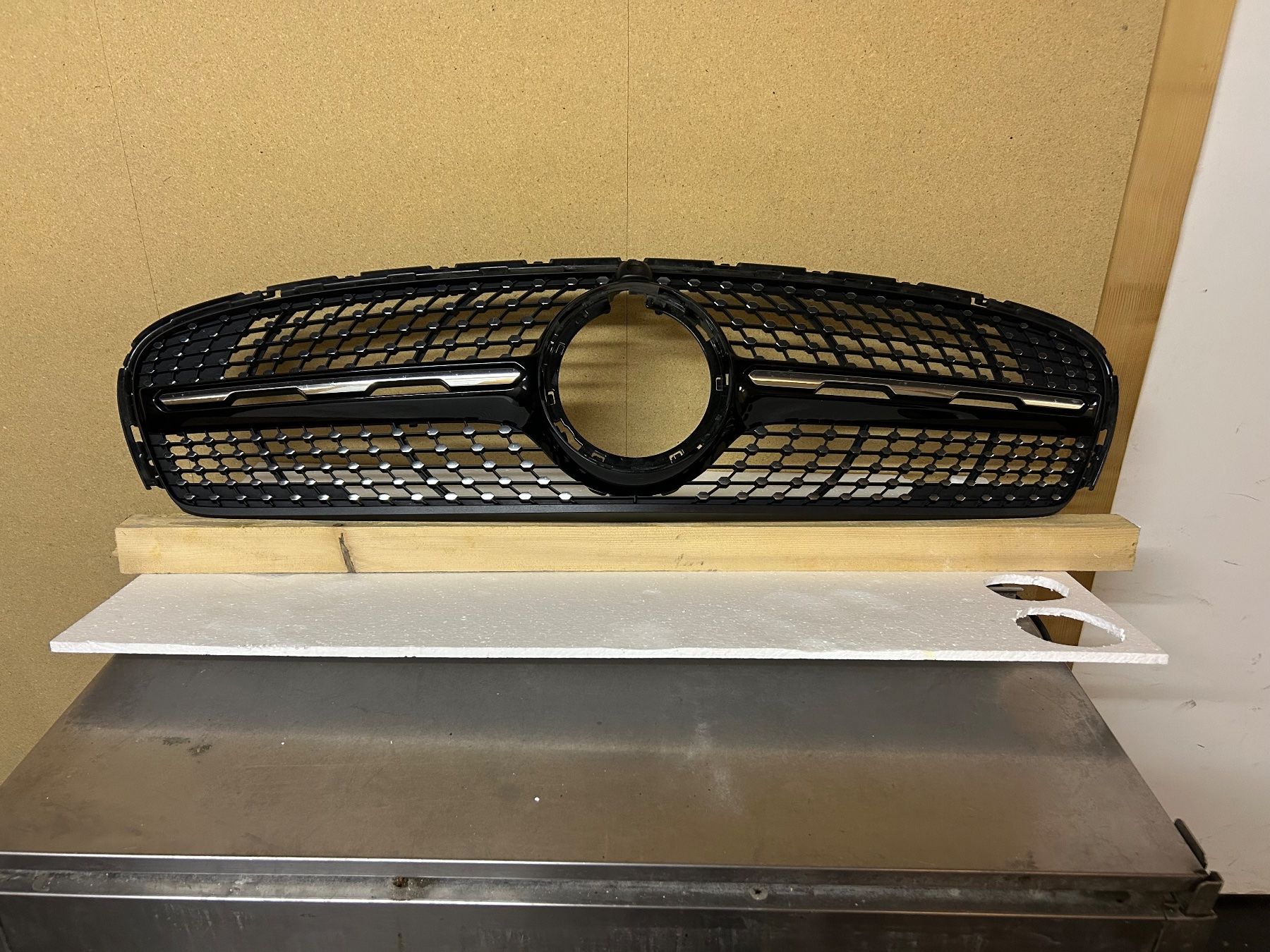 Mercedes-Benz Tutti pezzi di ricambio auto: GLC Grill AMG Paket C253 – Usato da Kreuzlingen venduto da Tyrone2005