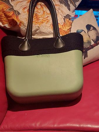 Borsa O Bag in gomma colore verde chiaro e nera