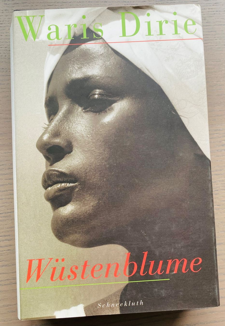 Libri: Buch Wuestenblume von Waris Dirie – Usato da Reichenburg venduto da Noxima
