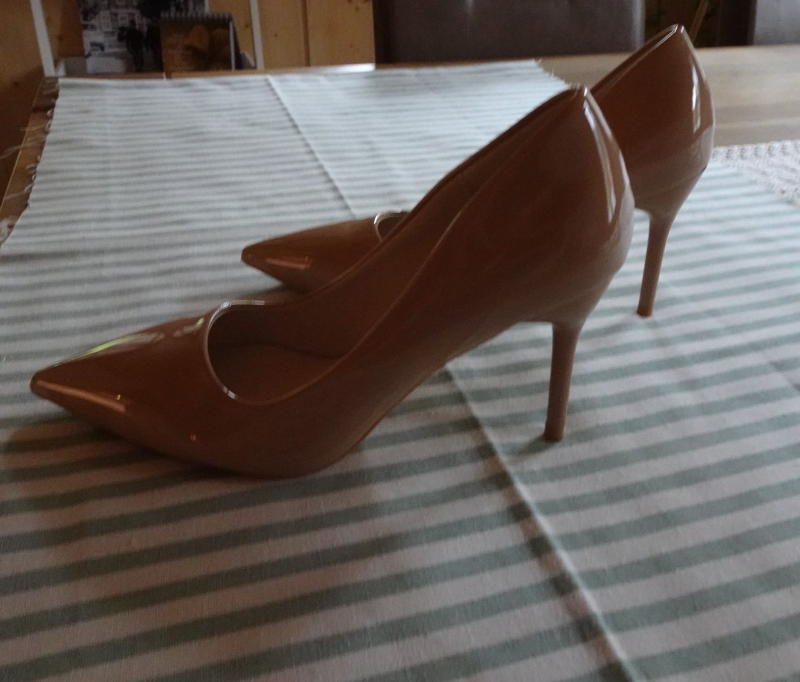 Scarpe da donna: NEUE schlichte beige Lackpumps Gr. 36 - 225118 – Nuovo (secondo la descrizione) da Küssnacht am Rigi venduto da Schuhe-Secondhand 5