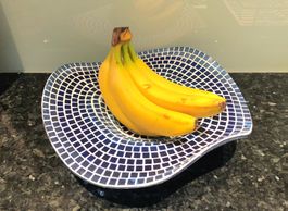 Obstschale aus schönem blauen Mosaik