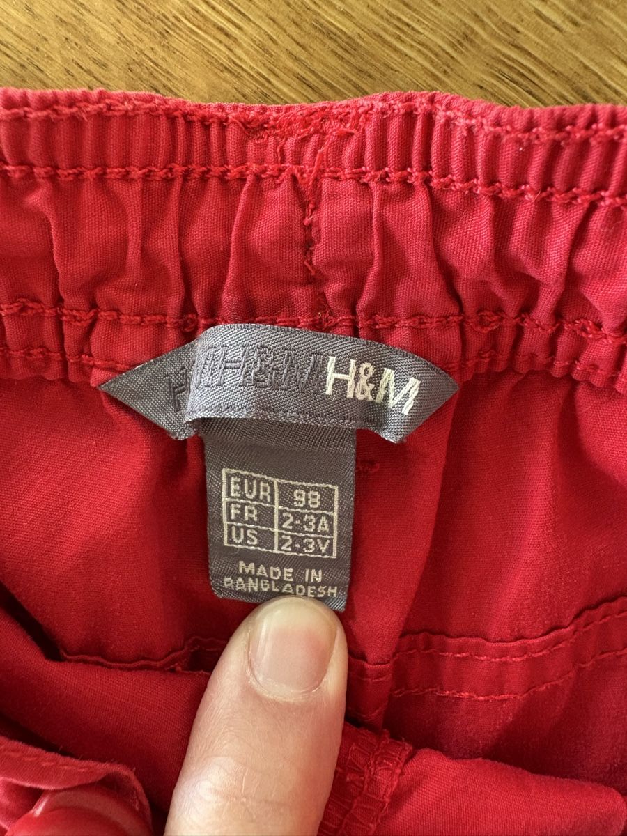 H&M Pantaloni: Shorts, H&M, rot, 98 – Usato da Horgen venduto da Rafnaf 2