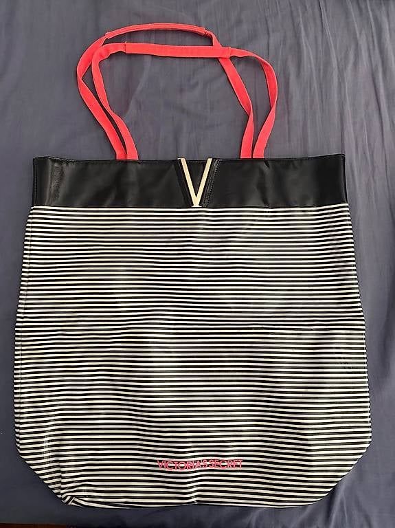 Taschen für Damen: VICTORIA SECRET BADETASCHE GESTREIFT – Gebraucht aus Uitikon Waldegg von LuuFee