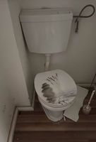 Stand-WC mit Spülkasten 