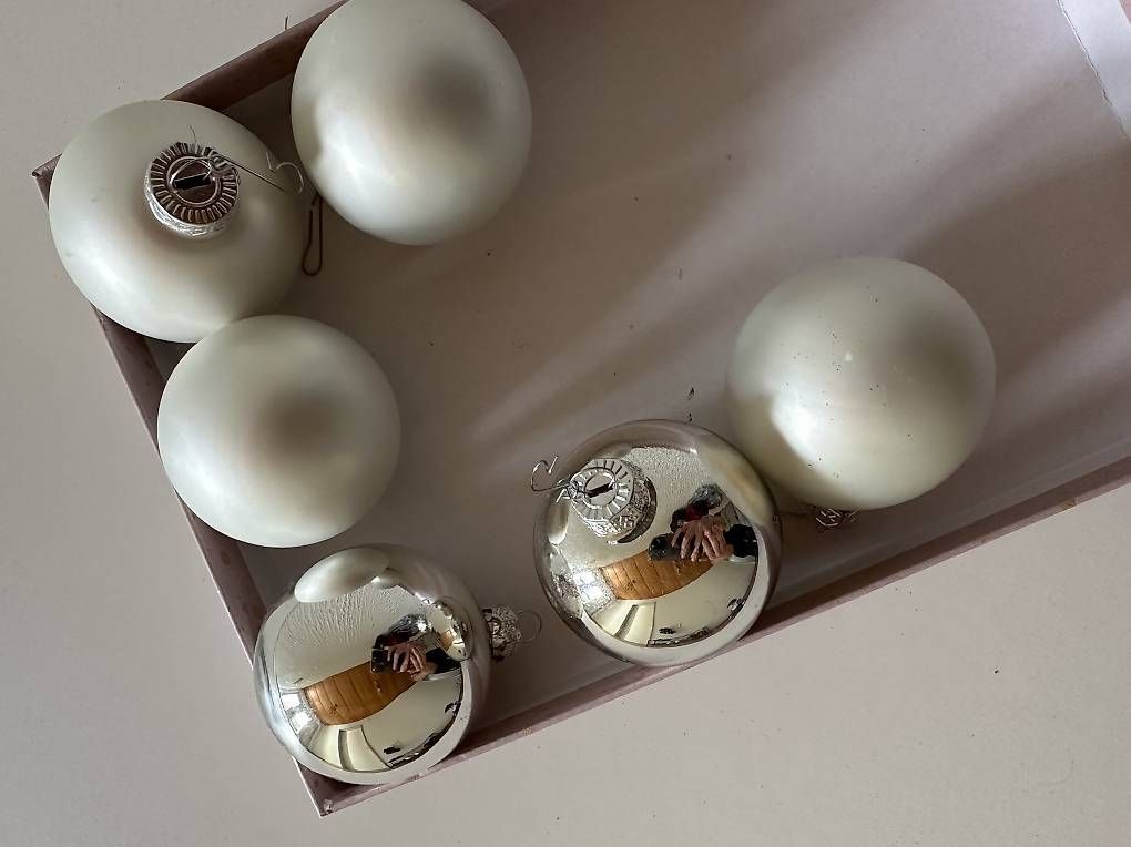 Tutte le decorazioni: Weihnachtskugeln mittel silber – Usato da Oberwangen TG venduto da Samsells