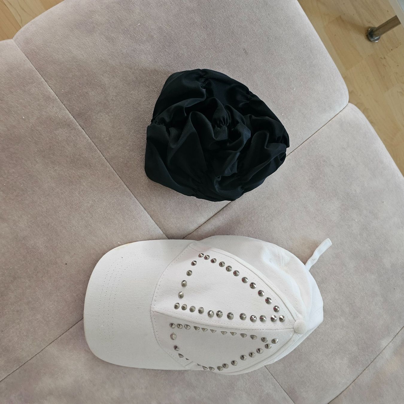 Sonstige Damenmode: Badekappe  schwarz weisse kappeNieten und  Set – Neu und originalverpackt aus wolfhalden von 46464646