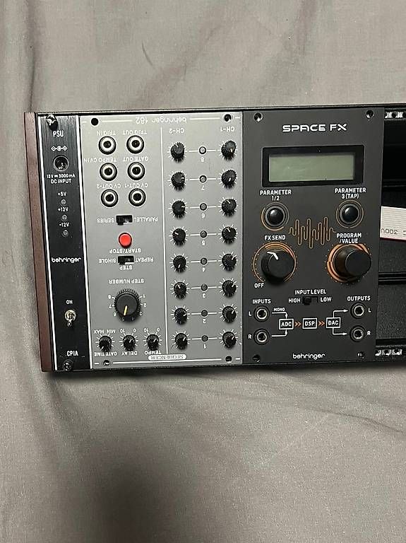 Strumenti musicali: Behringer Eurorack 104hp Case mit Modulen – Usato da Zürich venduto da tud_zq7m