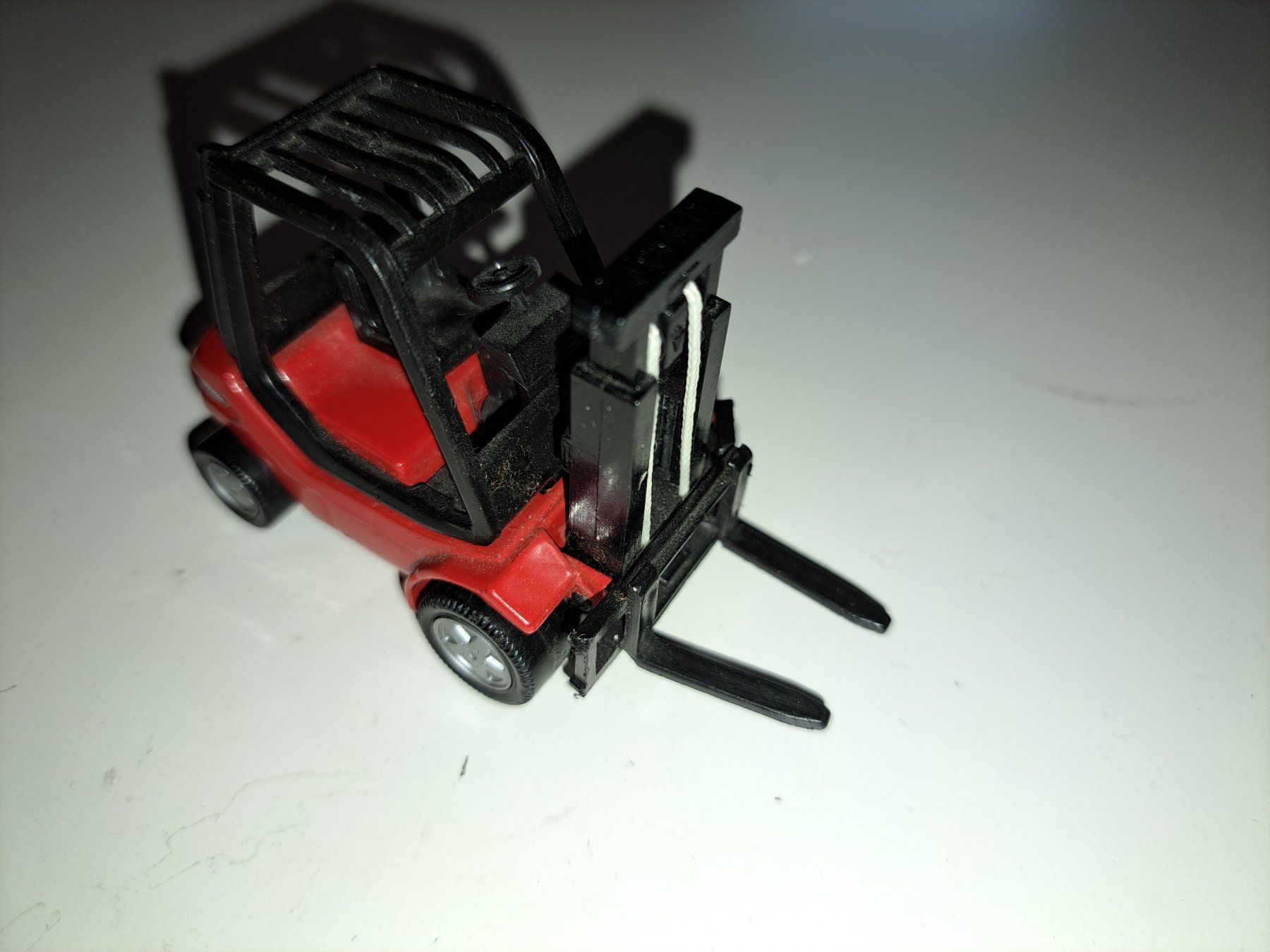 Carrelli elevatori e a forche: Spielzeug Gabelstapler, rot, Top Zustand! – Usato da Spiez venduto da Pistach99 1