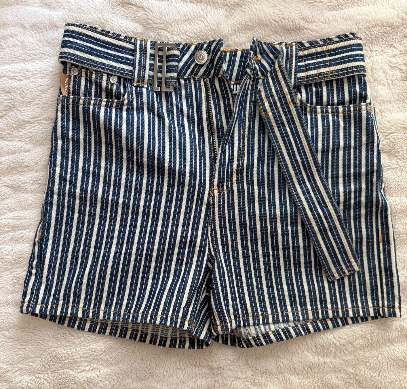 Ganni Pantaloni: Shorts von Ganni – Usato da St.Gallen venduto da emm_9ydh