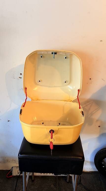 Topcases: Motorrad-Topcase / Scooter-Box  neu, gelb – D'occasion à Unterseen par beE-Scooter 3