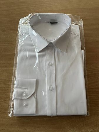 Chemise blanche manches longues. 