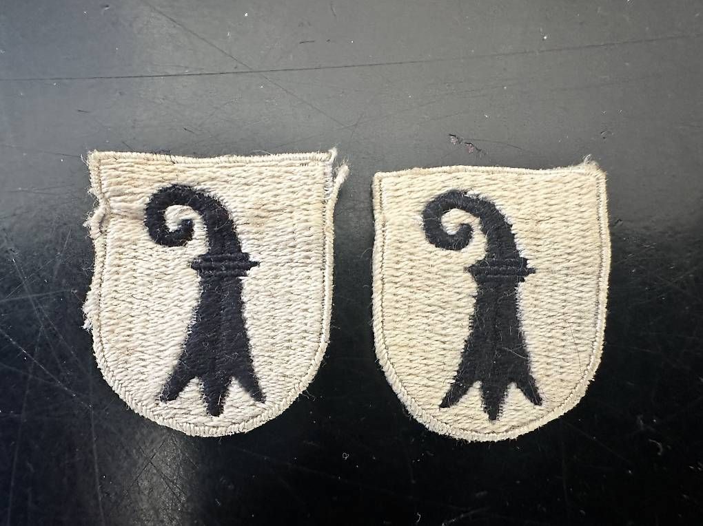 Basler Placchette & Badge: 2 alte gestickte Wappen Basel Baslerstab – Usato da Basel venduto da fasnachtsoutlet1965