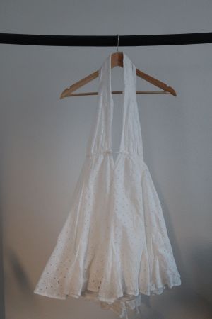 Zara Weisses Sommerkleid mit offenem Rücken – feminin & luft
